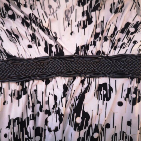 Speechless Ladies Sleeveless Black & White V-neck Top - Picture 6 of 8